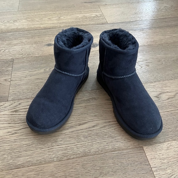 Ugg Mini Women’s Boots - Picture 1 of 3